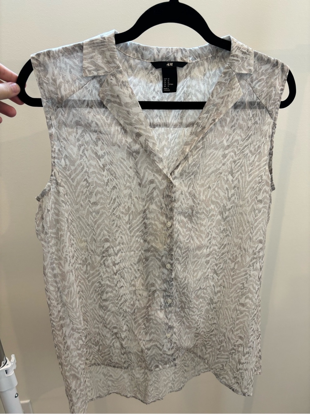 H&M Sleeveless V-Neck Button-Front Blouse in Light Gray Print